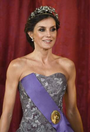 Letizia avait choisi d'accessoiriser sa tenue avec un ruban violet de l'ordre péruvien, en l'honneur de ses invités