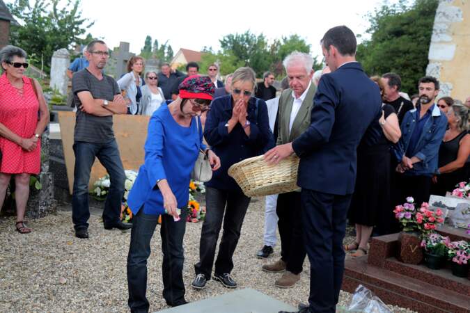 Ariane avec Dorothée et Jacky aux obsèques de François Corbier au cimetière de Serez, le 5 juillet 2018.