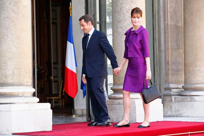 Avec Nicolas Sarkozy en tailleur parme sur le perron de l'Elysée, pour la garden party du 14 juillet 2008