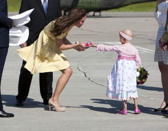 Ce n'est pas une bourrasque qui empêchera Kate Middleton de s'intéresser aux enfants