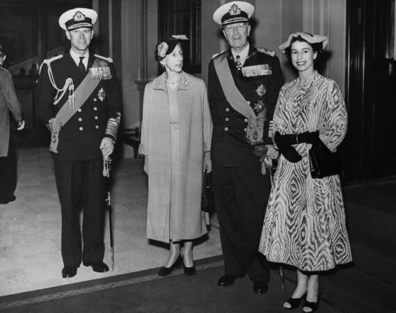 Un manteau sans col dans une matière irisée pour accueillir le couple royal suédois en 1954