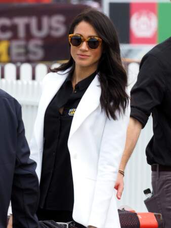 Avec ses lunettes de soleil, Meghan Markle égaye son look classique, à la différence de Kate Middleton.