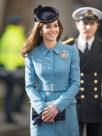 7 février 2016: Pour le 75e anniversaire de la RAF la duchesse de Cambridge choisit un chapeau Lock & Co