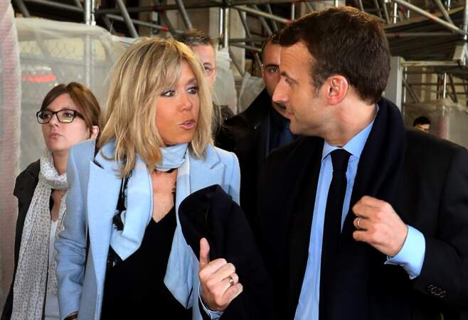 Brigitte Macron et son mari Emmanuel Macron arrivent à la gare de Bordeaux, France, le 9 mars 2017.