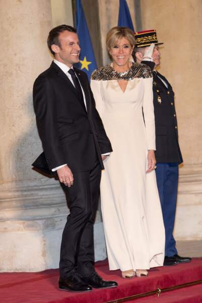 En robe crème ornée de sequins, signée Louis Vuitton, lors du dîner avec le grand-duc du Luxembourg le 19 mars 2018