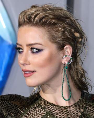 Amber Heard porte une demie-queue très tendance, à la fois bouclée et wet