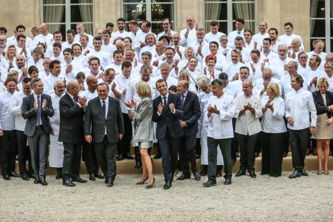 Le couple Macron pose avec les chefs à l'Elysée