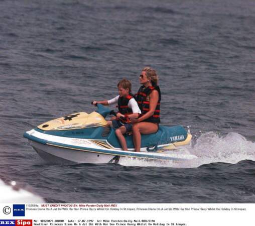 La Princess Diana  et le Prince Harry en vacances à St Tropez, en 1997
