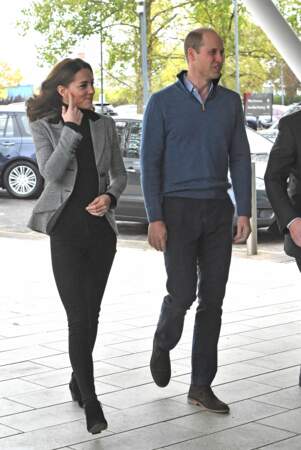Kate Middleton opte pour une veste plus cintrée que celle de Meghan Markle enceinte.