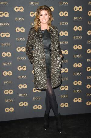 La journaliste Caroline Ithurbide en robe en cuir et manteau léopard