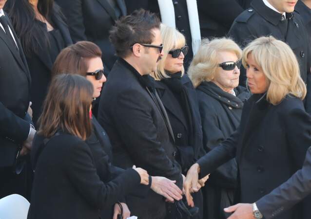 Brigitte Macron, saluant Seda, la fille de Charles Aznavour, et Aïda, sa soeur