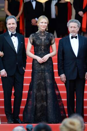 Cate Blanchett en robe dos-nu Armani et coiffée d'un chignon sophistiqué