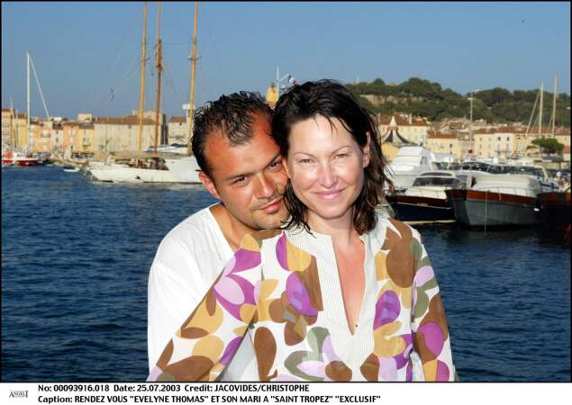 Evelyne Thomas au naturel à Saint Tropez avec son compagon Christophe Aigrisse en 2003