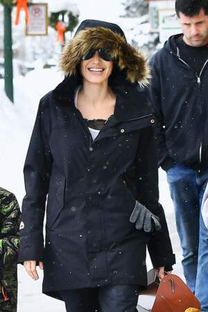 Angelina Jolie, souriante fait du shopping a Crested Butte, Colorado