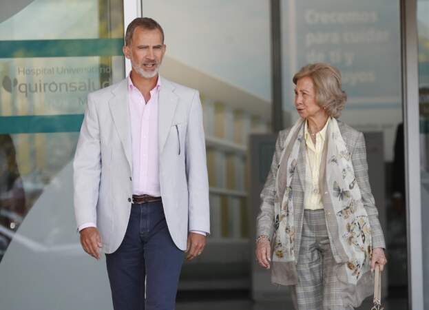 Le roi Felipe VI d'Espagne et la reine Sofia à l'hôpital de Madrid où Juan Carlos a été opéré du coeur, le 24 août.