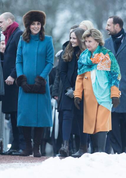 1er février 2018 : Kate Middleton en manteau bleu long et chapka
