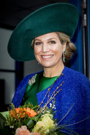 Chignon bas et chapeau, un combo porté à la perfection par la reine Maxima des Pays-Bas