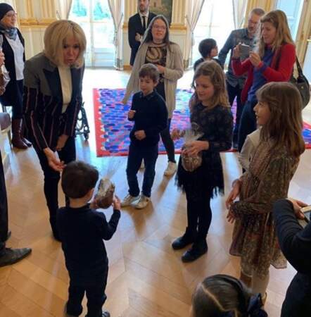 A quelques jours de la fête de Pâques, Brigitte Macron a offert un coq en chocolat à chacun des enfants