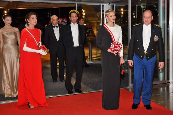 La princesse Charlene avec un bouquet de fleurs et le prince Albert II