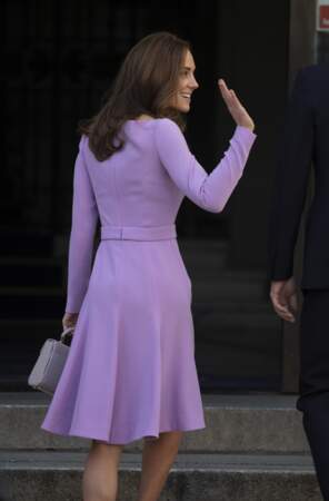 Kate Middleton en robe violette Emily Wickstead qu'elle avait déjà porté lors d'un voyage officiel en Pologne