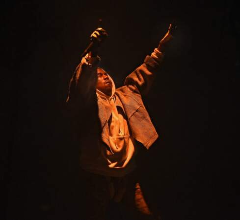 Concert de Kanye West à Boston. Le chanteur se produit sur une scène suspendue, flottant au-dessus de ses fans.