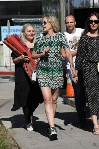 Sharon Stone portait une robe droite colorée, dans les tons verts