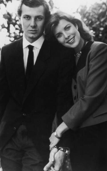Caroline de Monaco et Stefano Casiraghi posent pour leurs fiançailles, en 1983