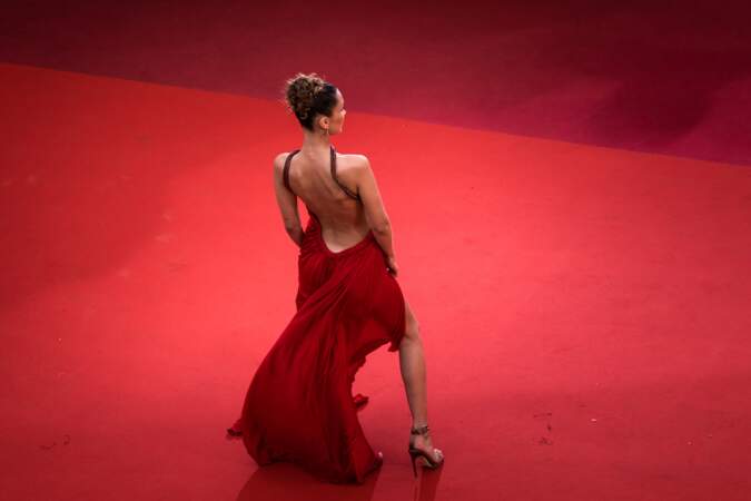 Bella Hadid portait une tenue signée Roberto Cavalli au festival de Cannes, le 17 mai 2019