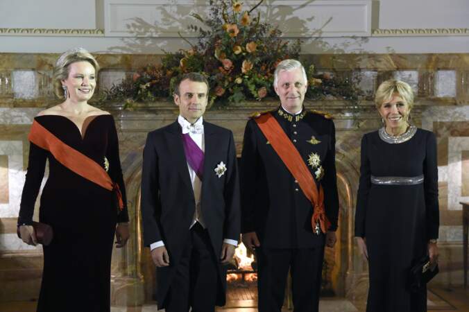 Brigitte Macron en robe de vestale noire et grise scintillante Louis Vuitton avec le roi et la reine de Belgique