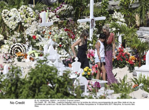 Laeticia Hallyday vient sur la tombe de Johnny accompagnée de ses filles Jade et Joy
