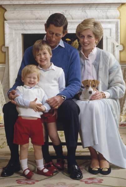 Charles, Diana, William et Harry avec leur chiot, un Jack Russell prénommé Tigga, à Kensington Palace en 1986