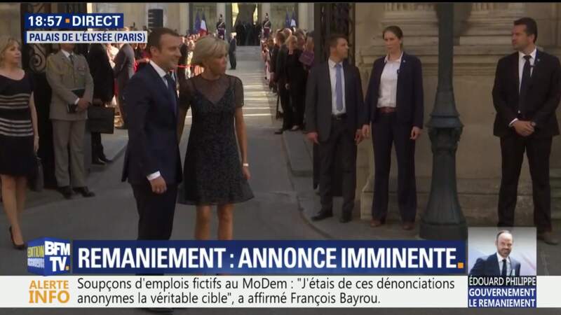 Brigitte Macron prend la pose devant l'Elysee