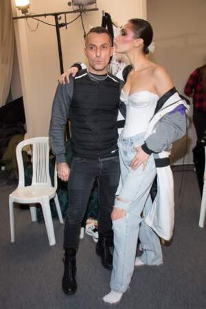 Alexandre Vauthier et Bella Hadid en backstage du défilé de la Fashion Week à Paris le 23 janvier 2018