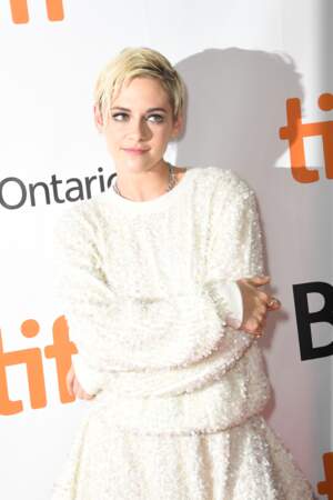 Kristen Stewart affiche un look très mutin en robe blanche Chanel et maquillage sophistiqué
