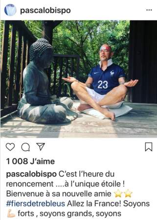 Pascal Obispo se la joue zen en maillot tricolore avant le match.