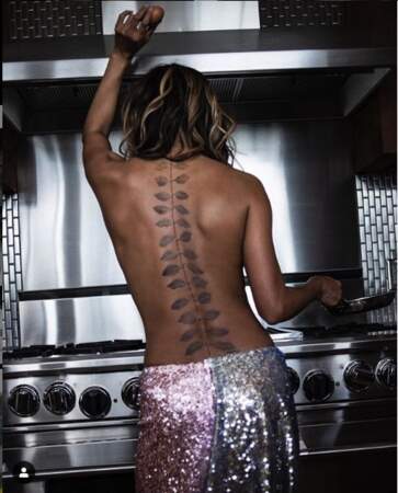 Halle Berry craque à 52 ans pour le tatouage dorsal et affole ses fans