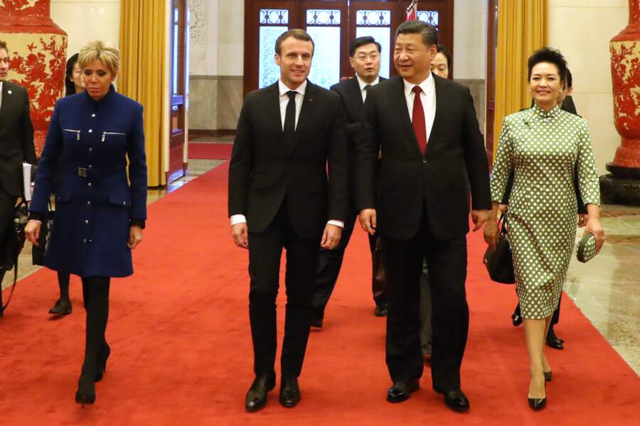 Habillée en Nicolas Ghesquière pour Vuitton avec le président Xi Jinping et son épouse à Pékin le 9 janvier 2018