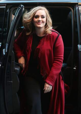 La chanteuse Adele souriante à New York le 20 novembre 2015