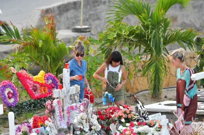 Laeticia et Jade Hallyday se recueillent sur la tombe de Johnny au cimetière de Lorient, le 20 avril 2018