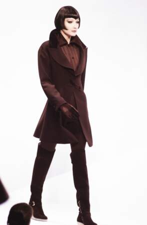 Carla Bruni et son carré court brun avec frange taillée en pointe, sur le défilé Claude Montana en 1993 à Paris