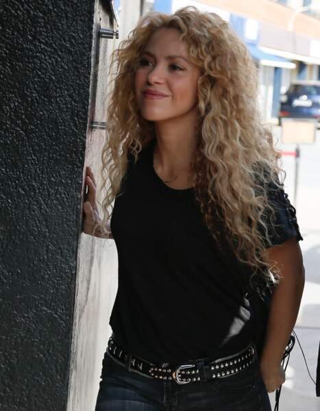 Pendant que son mari drible balle aux pieds, Shakira laisse ses belles ondulations prendre le pouvoir capillaire
