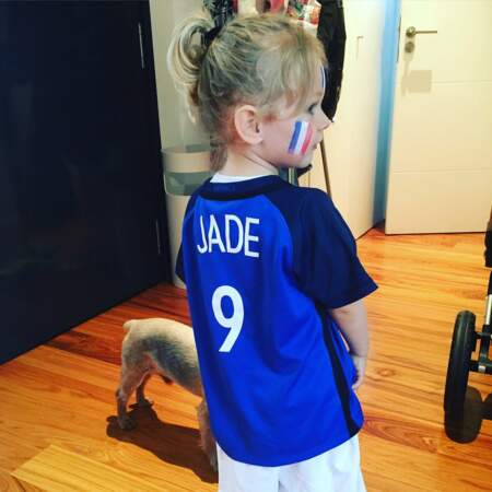 La petite Jade Giroud et son maillot de l'équipe de France, pendant l'Euro 2016