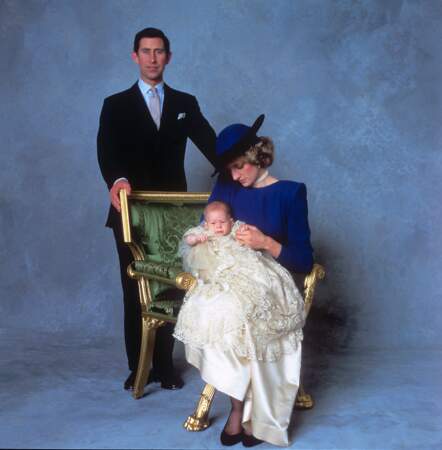 Le prince Harry entouré de ses parents lors de son baptême, le 21 décembre 1984