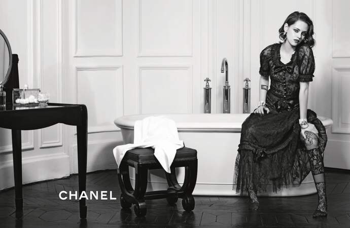 Kristen Stewart pose pour la campagne Chanel automne hiver 2016 sous l'objectif de Karl Lagerfeld le 13 avril 2016