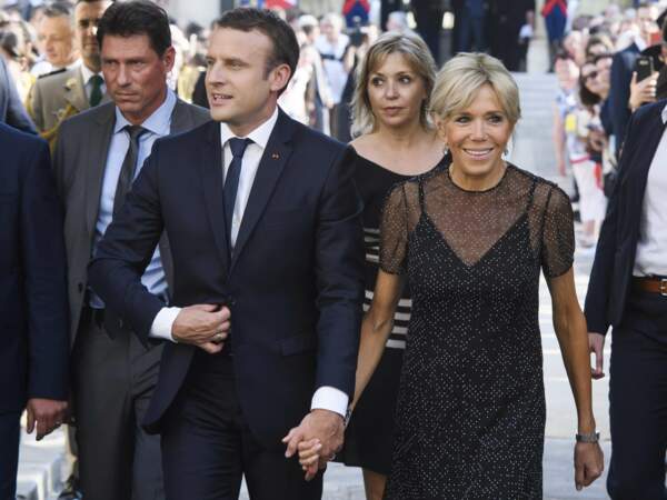 Le couple Macron applaudi dans la cour de l'Elysée