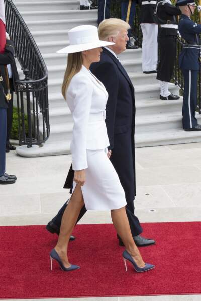 Melania Trump en ensemble blanc Michael Kors et chapeau Hervé Pierre, le 24 avril 2018 à la Maison Blanche
