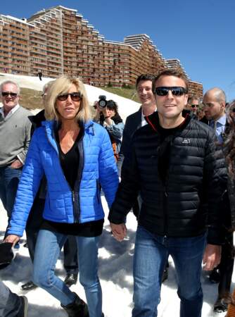 Pas de ski mais une tenue très mode pour Brigitte Macron