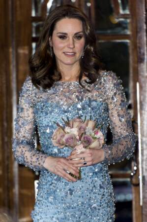 Kate Middleton, dans sa robe longue sublimant son "baby bump" naissant