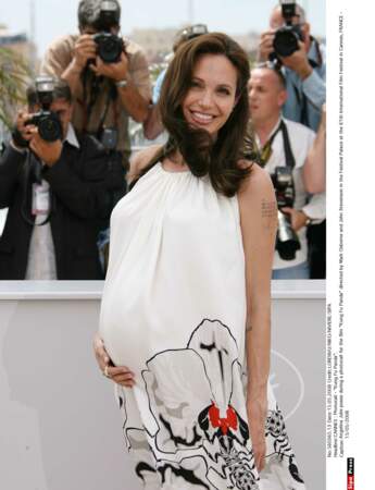 Angelina Jolie à Cannes en 2008 enceinte de ses jumeaux, un garçon et une fille, Knox Leon et Vivienne Marcheline