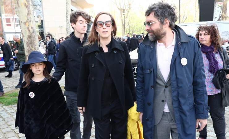 Mathieu Demy, le fils de Agnès Varda, sa femme et leurs deux enfants à la sortie de l'hommage 